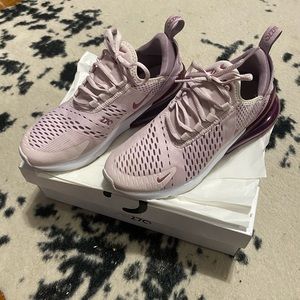 NIKE Air Max 270 (Women’s 9)